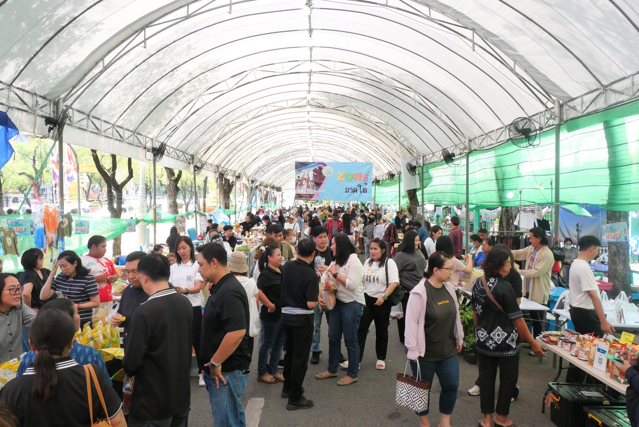 title - เลขาธิการ ส.ป.ก. เยี่ยมทักทายเกษตรกรและซื้อสินค้าในบรรยากาศวันสุดท้ายของการออกร้านขายสินค้า จากเขตปฏิรูปที่ดิน ส่งท้ายงานครบรอบ 51 ปี ส.ป.ก.